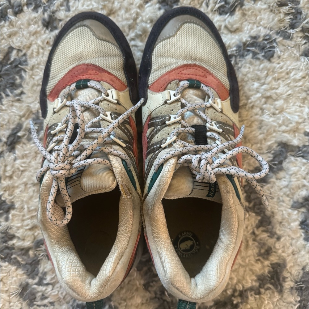 Karu Women’s Size 8 Sneaker